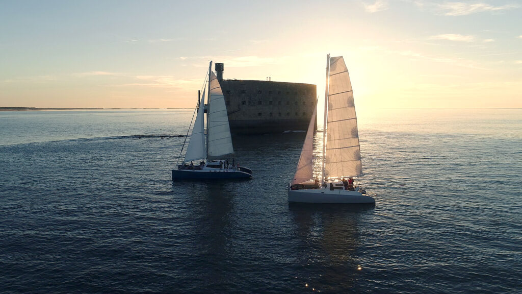 Catamarans Tepee & Zen au coucher du soleil devant le Fort Boyard